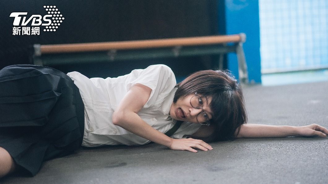 曾莞婷在劇中憶起高中時期。(圖/TVBS)