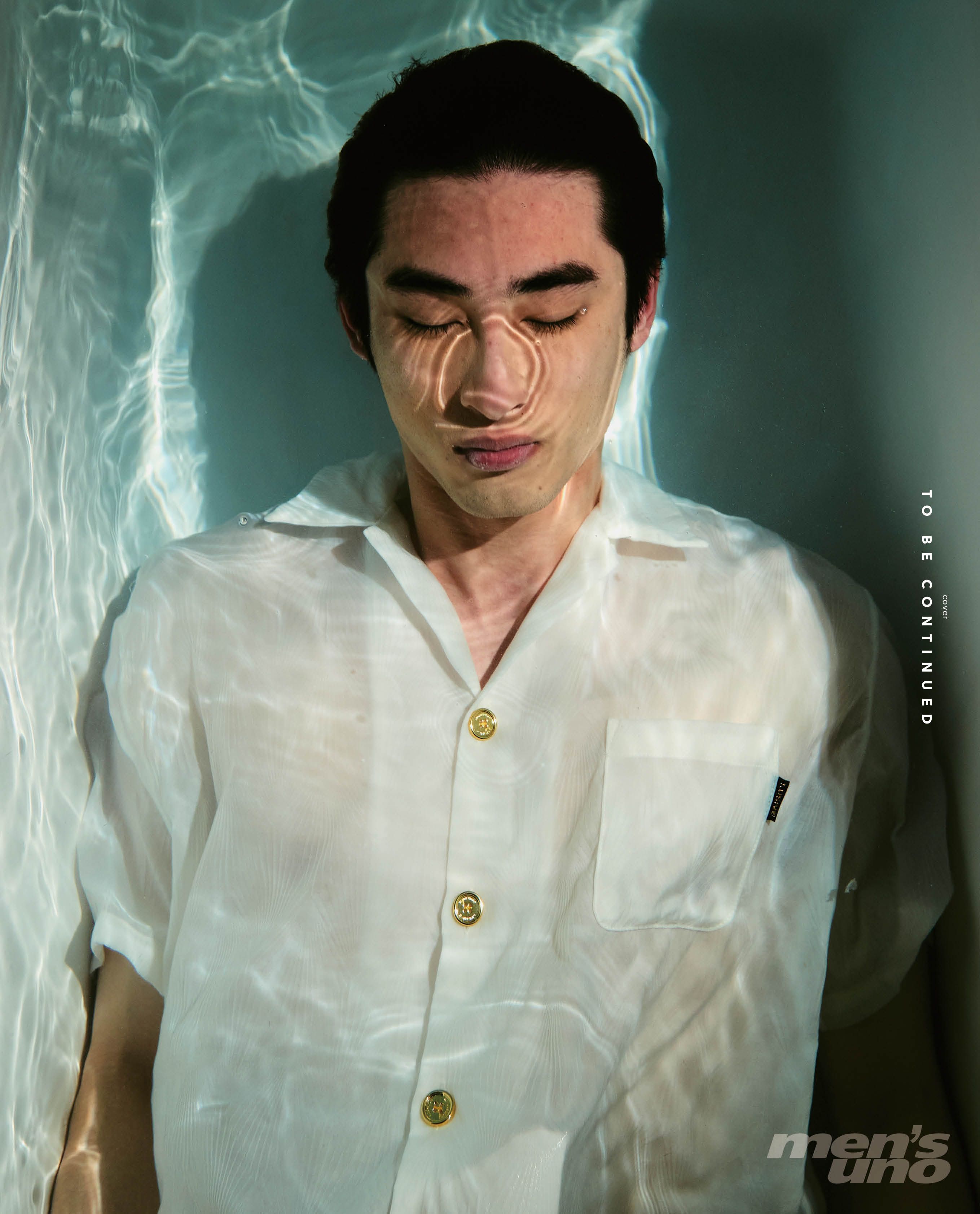 章廣辰因在水中無法清楚聽到指令，所以此鏡頭反覆拍了很多次。（圖／雜誌《men's uno》提供）