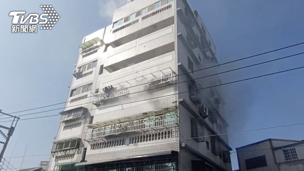苗栗一處公寓大樓發生火警。(圖/中央社)