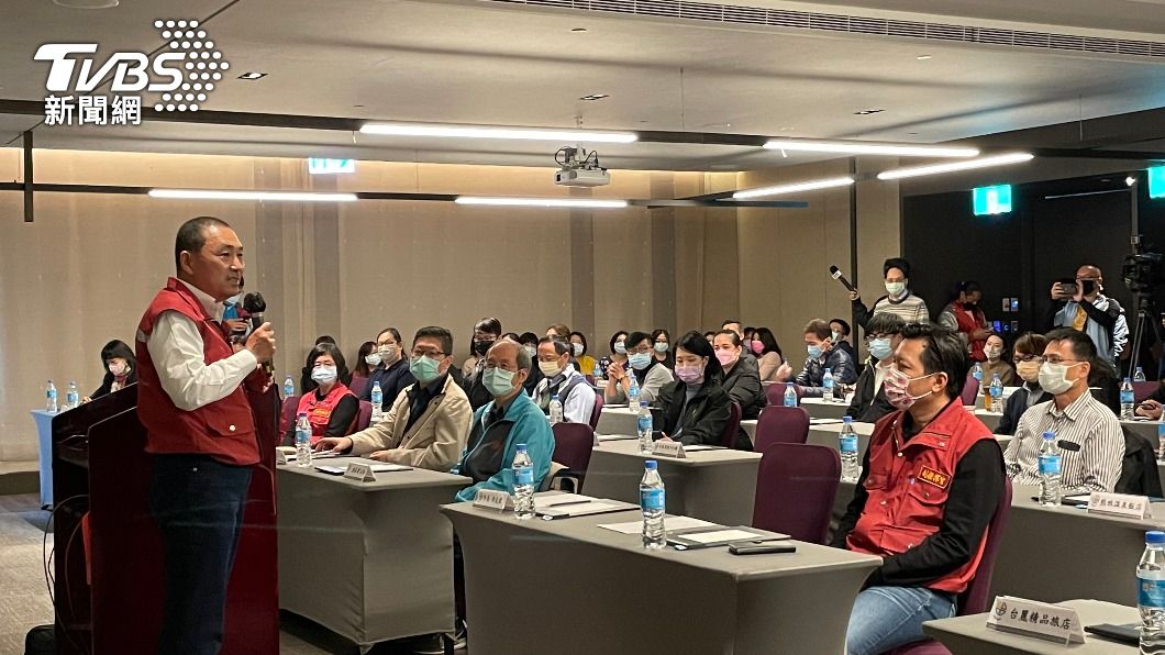 新北市長侯友宜召開防疫旅館感染控制精進會議，邀集專家學者及全市防疫旅館共同研商。（圖／TVBS）