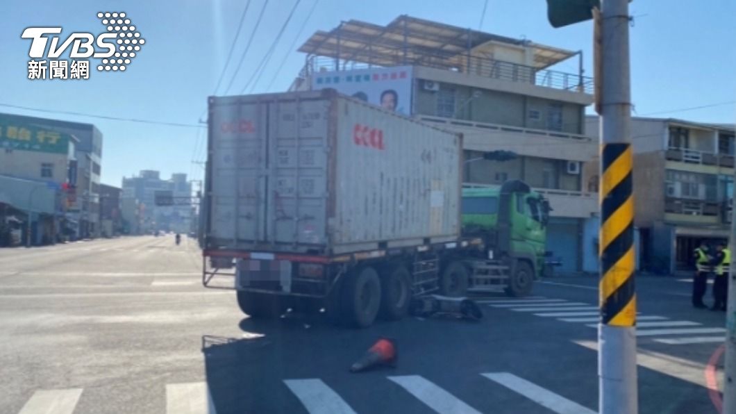 和同向大貨車並行! 8旬婦遭捲入車底慘死