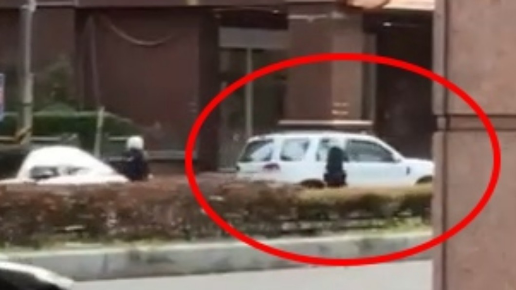 違規停車拒盤查!倒車亂撞遭警開6槍嚇阻 駕駛棄車逃逸