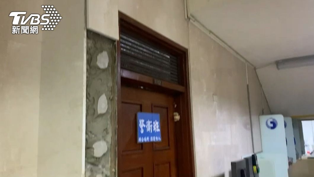 台北地檢署磁磚掉落。(圖/TVBS)