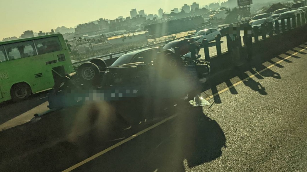 台74線潭子段今(3)日發生追撞車禍,3人受傷。(圖/翻攝自記者爆料網)
