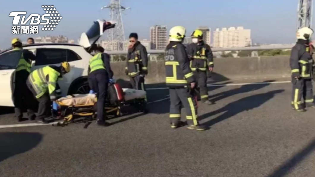 台74線潭子段今(3)日發生追撞車禍,警消到場將受傷3人送醫。(圖/警消提供)