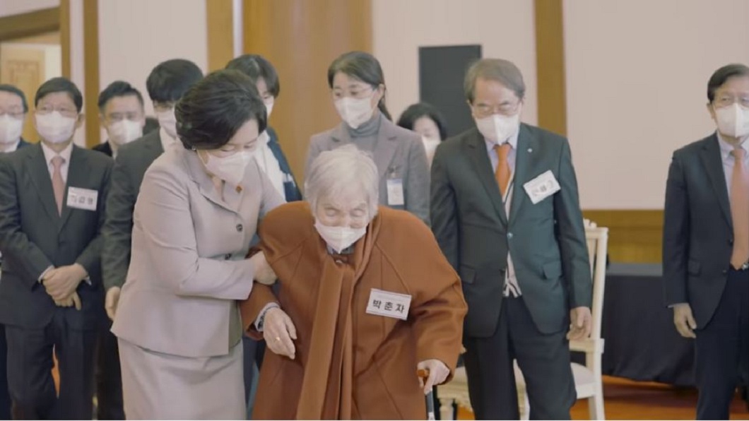 日前她將所有積蓄全數捐出給弱勢團體讓南韓民眾感動不已。（圖／翻攝自青瓦台官方YouTube）