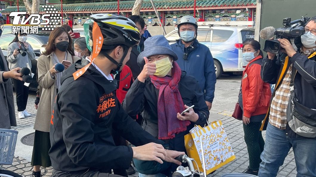 林昶佐近期努力掃街拜票,也啟動單車掃街。(圖/TVBS)