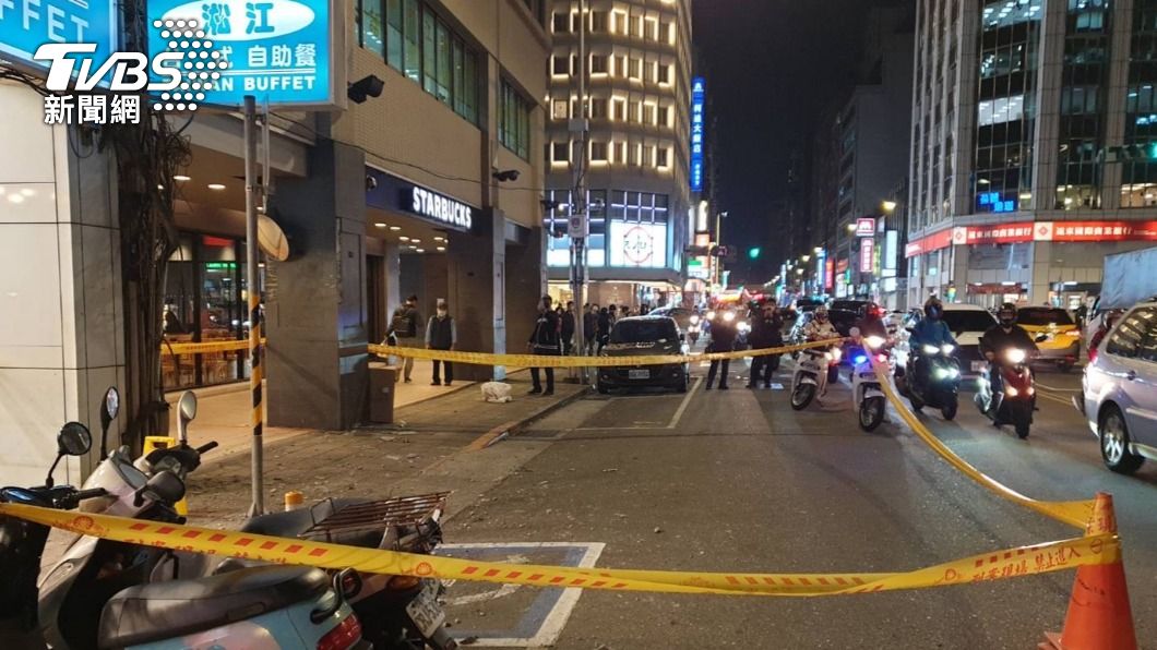警消拉起封鎖線警戒。(圖/TVBS)
