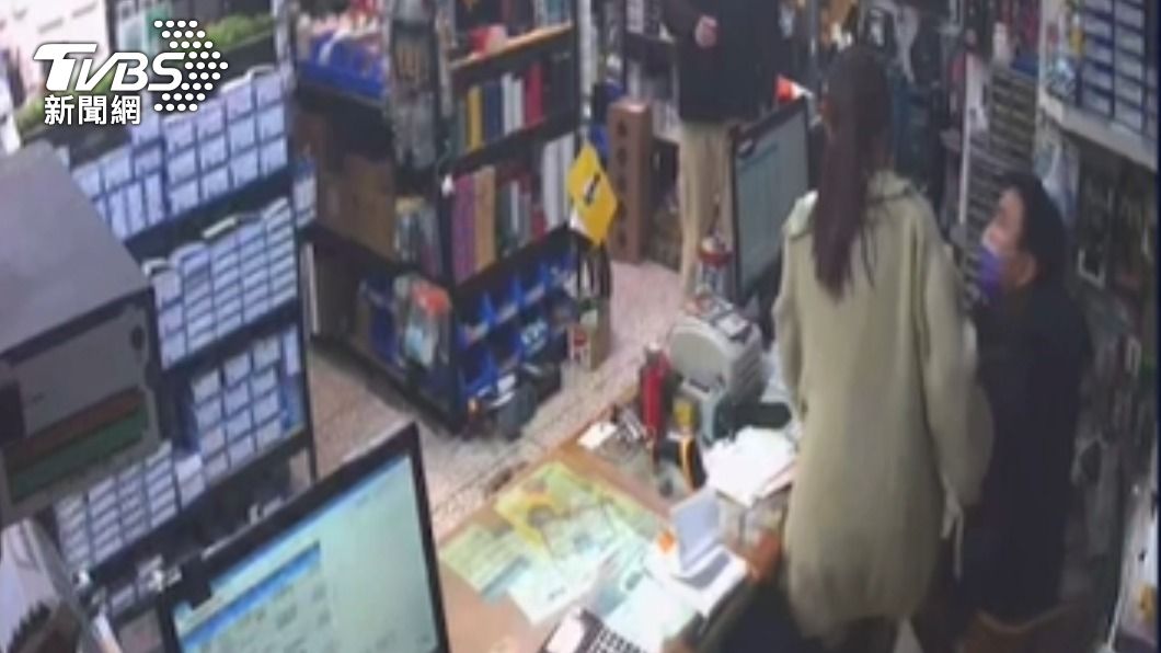 女店員推開老闆衝出店外。（圖／TVBS）