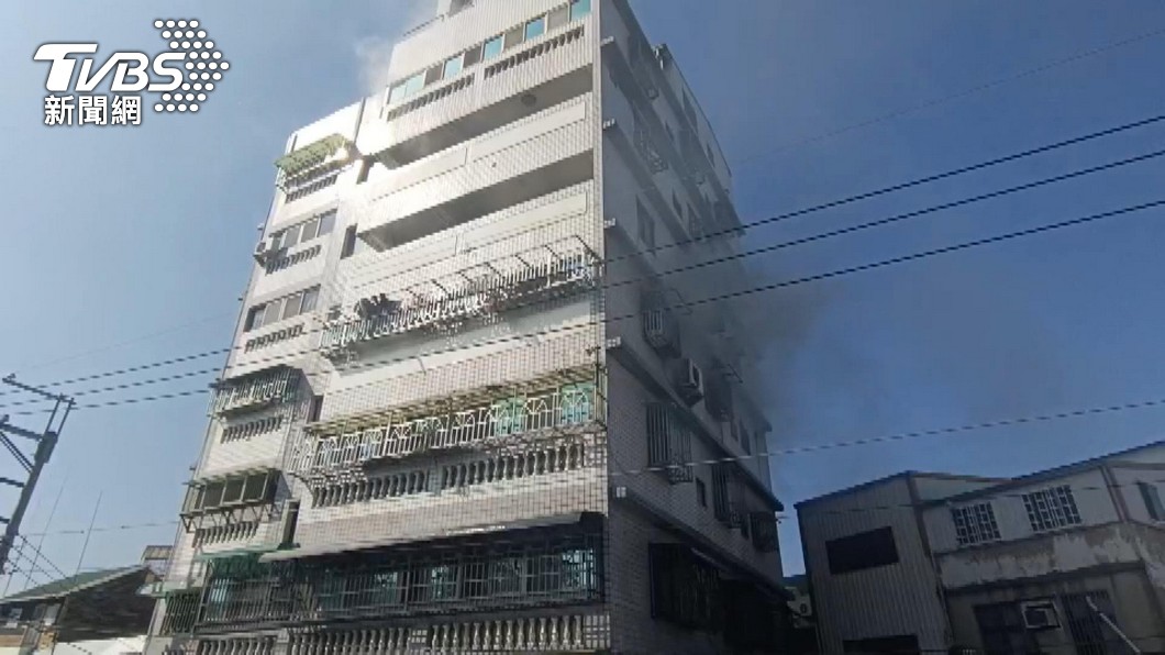 民宅疑氣爆火警 屋主重傷 狗兔浣熊葬身火場
