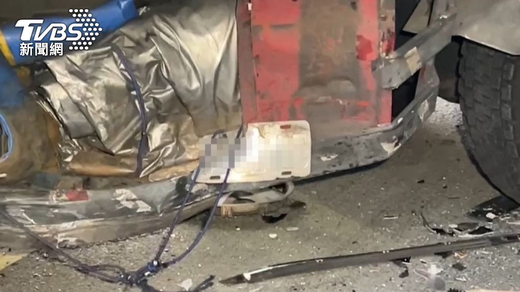 廂型車的車牌卡在聯結車上。(圖/TVBS)