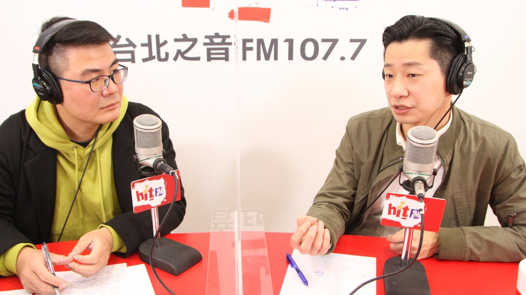 無黨籍立委林昶佐今天上午接受媒體人黃揚明專訪。(圖/Hit Fm《嗆新聞》提供)
