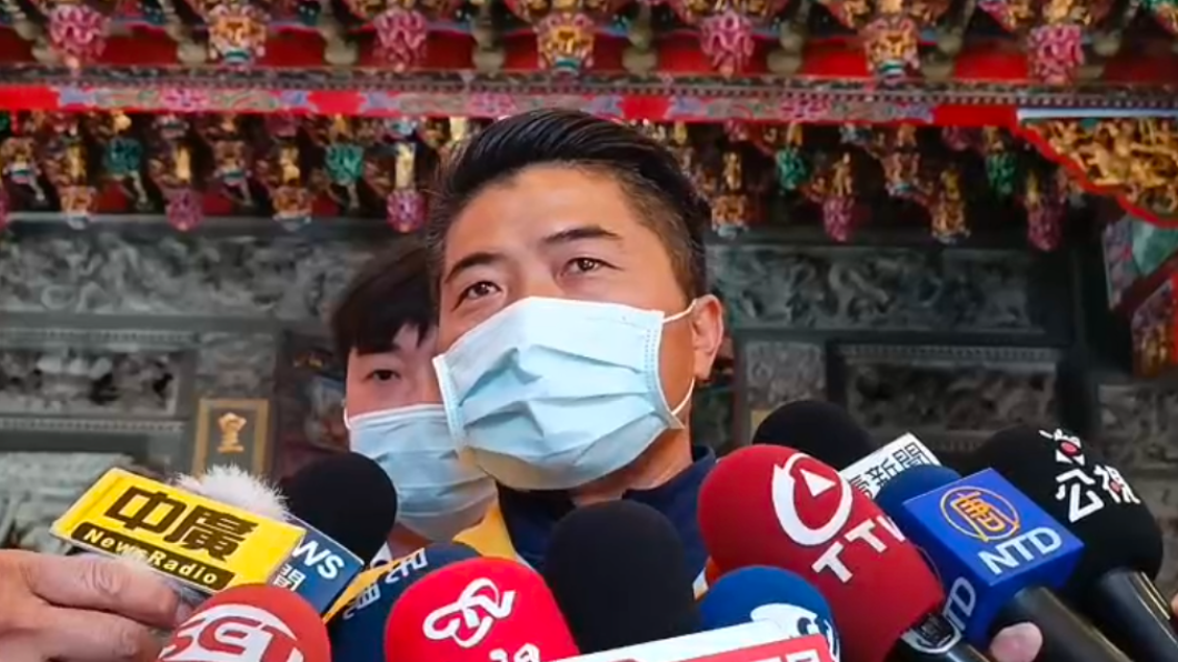柯爸柯媽今天同台顏寬恒,引人聯想。(圖/顏寬恒辦公室提供)