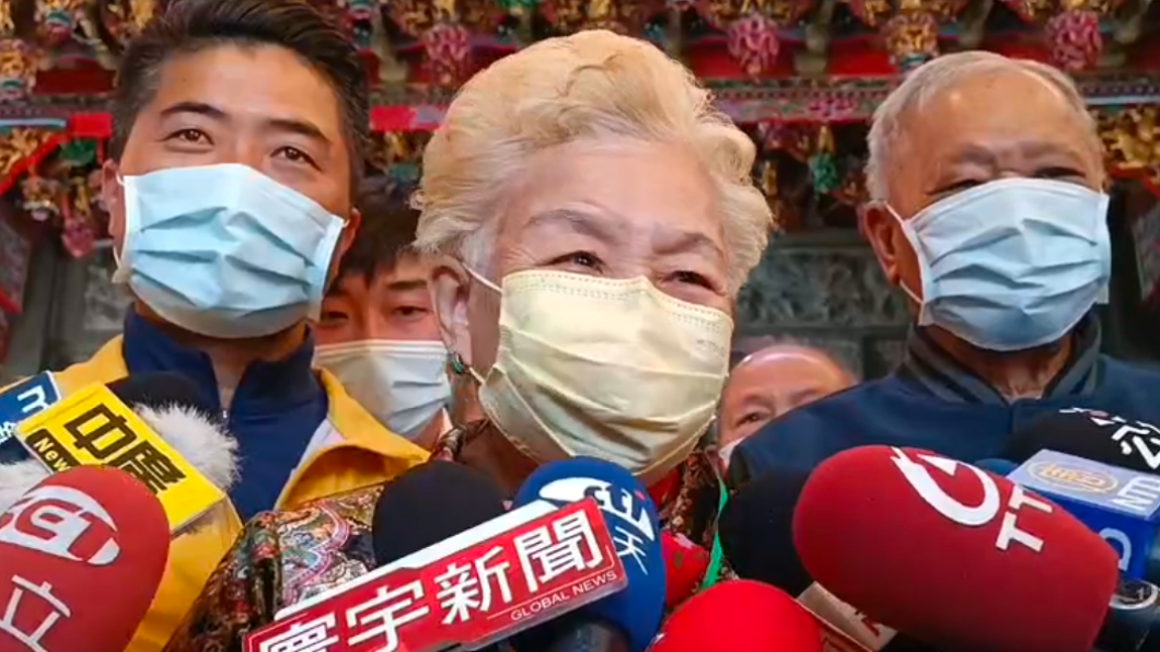 柯母撇挺顏寬恒罵「豪洨白賊」! 四叉貓認錯:十分抱歉
