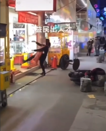 丘女腳踹飾品店大門。(圖/中部版記者爆料網)