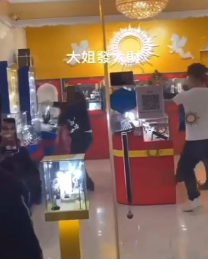 丘女進飾品店翻倒玻璃櫃。(圖/中部版記者爆料網)