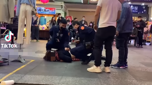 丘女被警方壓制在地、上銬逮捕。(圖/翻攝自「爆料公社(官方粉專專屬)」臉書」)