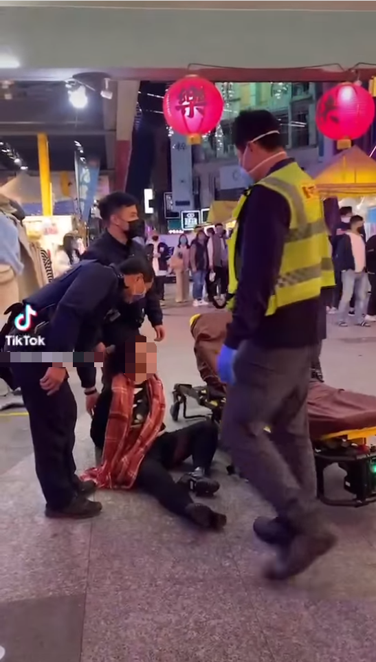 警方將丘女強制戒護送醫治療。(圖/翻攝自「爆料公社(官方粉專專屬)」臉書」)