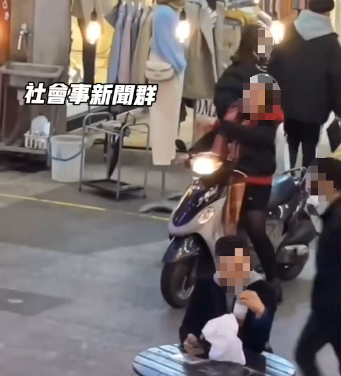 丘女在機車上飆罵。(圖/中部版記者爆料網)