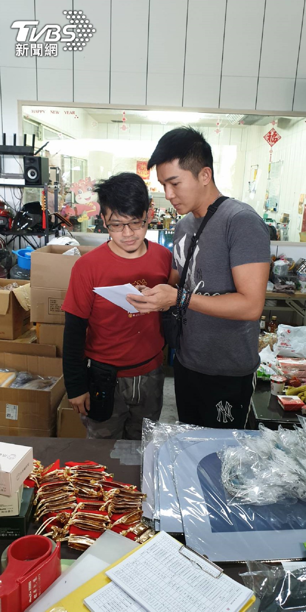 冠志跑到團購倉庫打工。（圖／鴻凱娛樂提供）