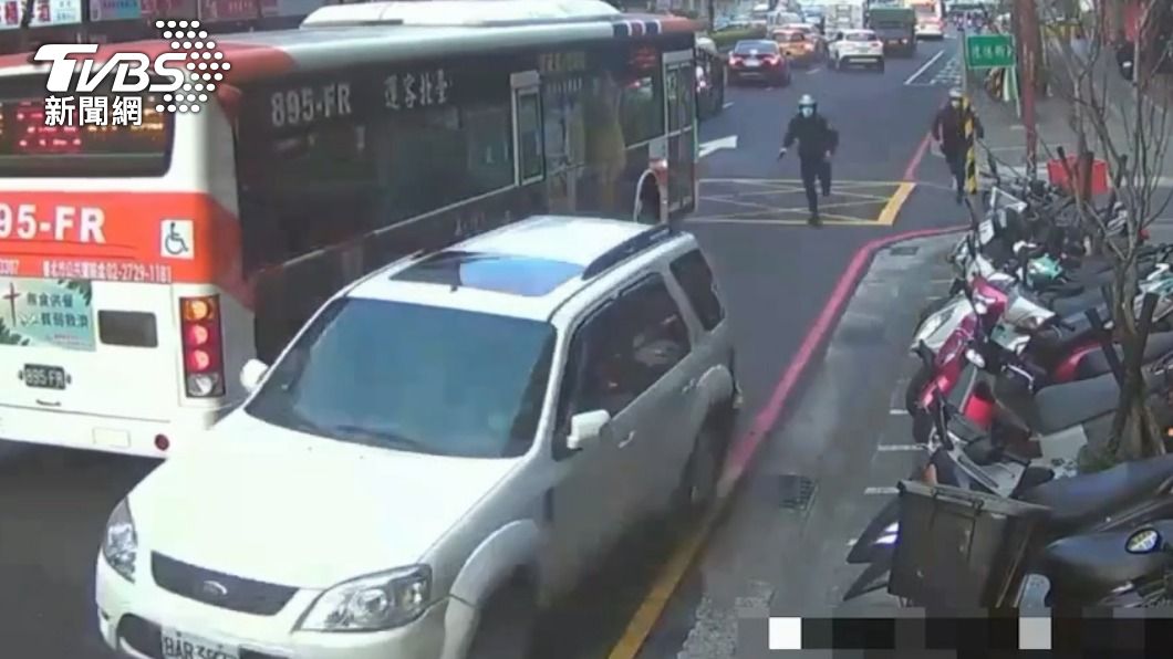 警方沿路追捕仍被杜男逃逸。(圖/TVBS)