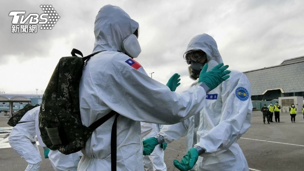今(4)日國防部陸軍33化學兵群動員32人及12組裝備,至桃園機場P3停車場進行消毒。(圖/桃園機場公司提供)