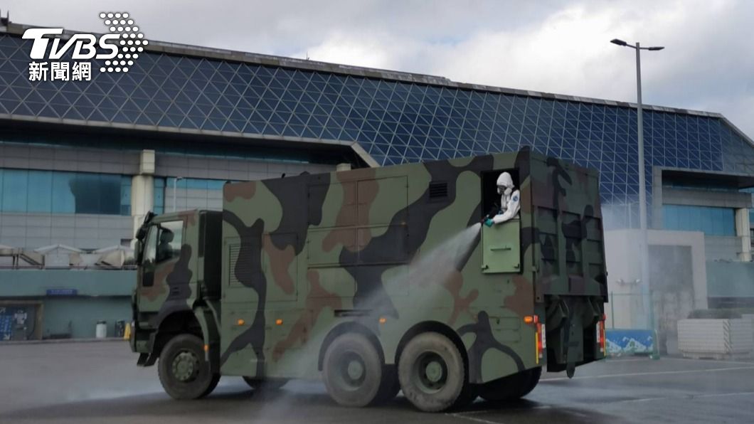 今(4)日國防部陸軍33化學兵群動員32人及12組裝備,至桃園機場P3停車場進行消毒。(圖/桃園機場公司提供)