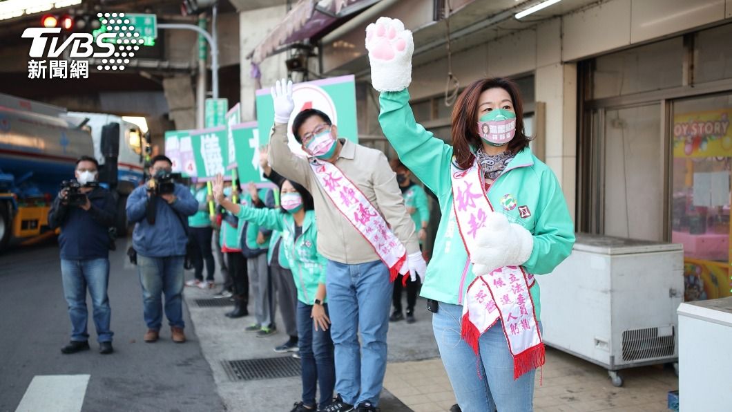 林佳龍陪同街頭拜票 林靜儀盼地方政治脫胎換骨
