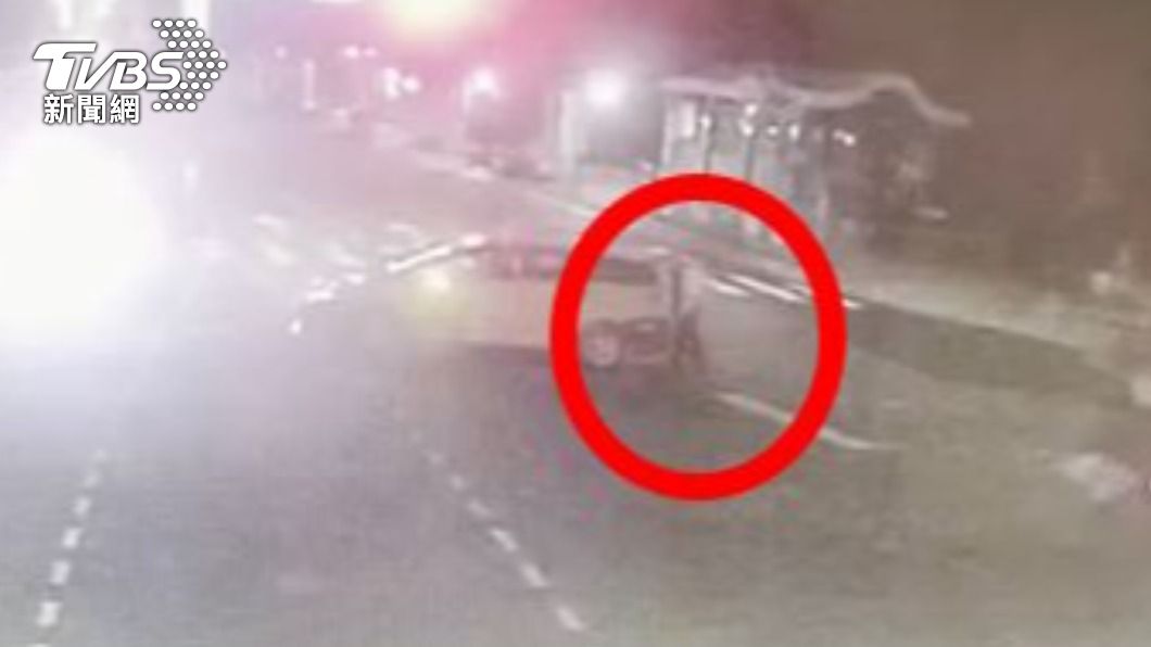 計程車運將及時下車查看報警。(圖/TVBS)