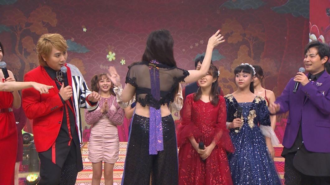 王彩樺露胸又露背。(圖/民視提供)