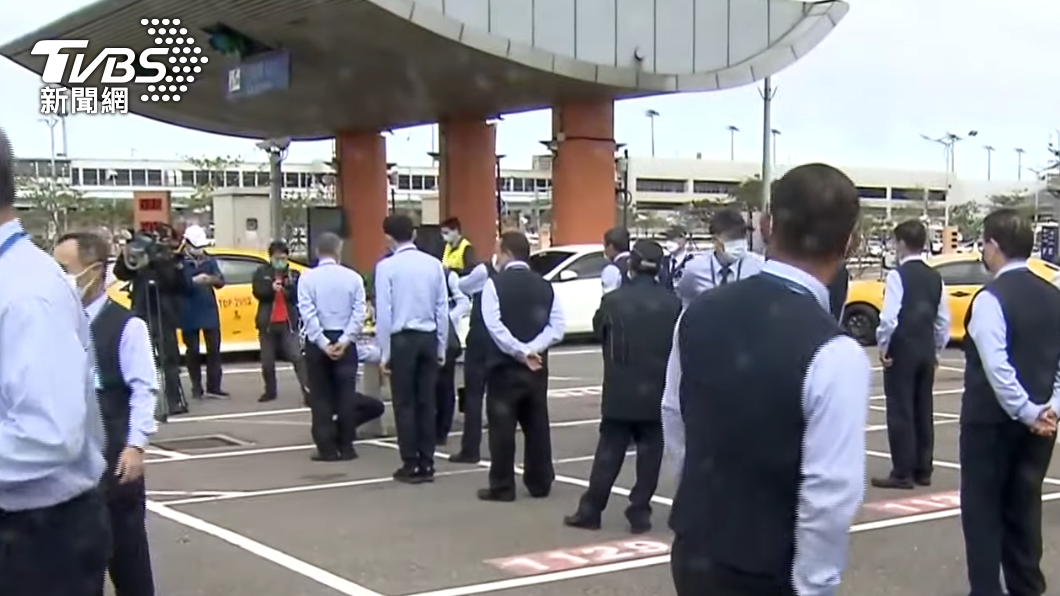 指揮中心緊急匡列多名防疫計程車司機進行採檢。(圖/TVBS)