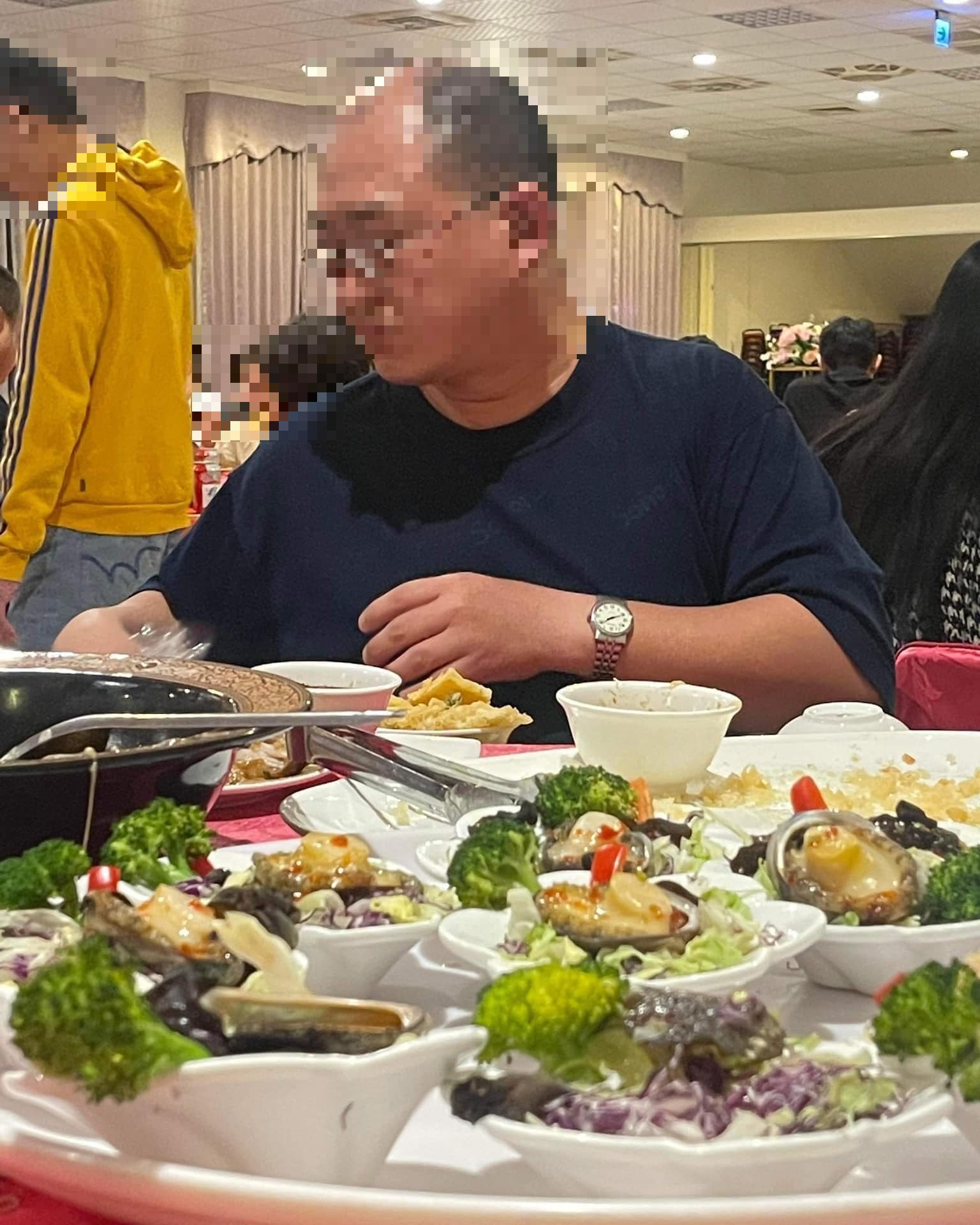 新郎氣憤表示,遇到「喜宴蟑螂」打包菜,還A走全新威士忌。(圖/翻攝自臉書「鳳山人在地大小事」)