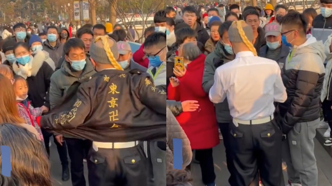 年輕男子遭民眾逼脫衣。(圖/翻攝自微博)