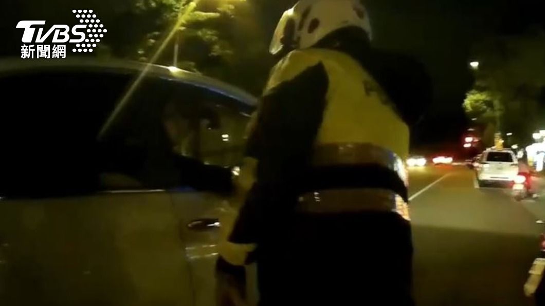 「救救我老公」跨年夜與家人開趴　男開車突胸悶警急開道