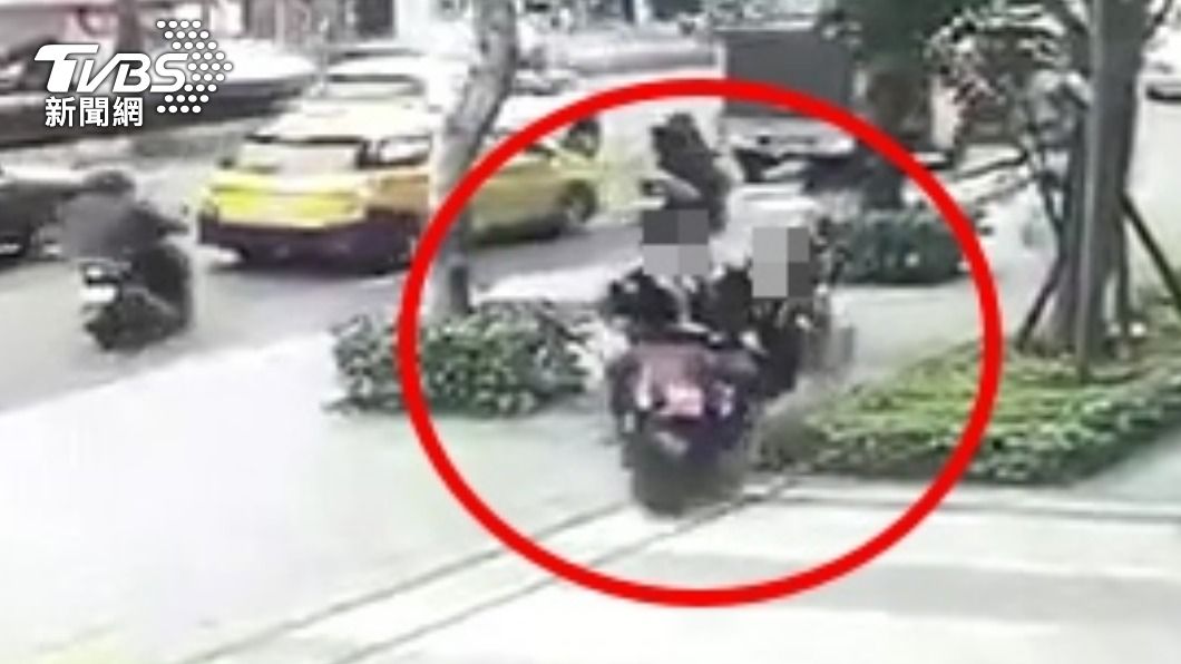 男網友將手機塞進車廂內就打算駕車離去。(圖/TVBS)