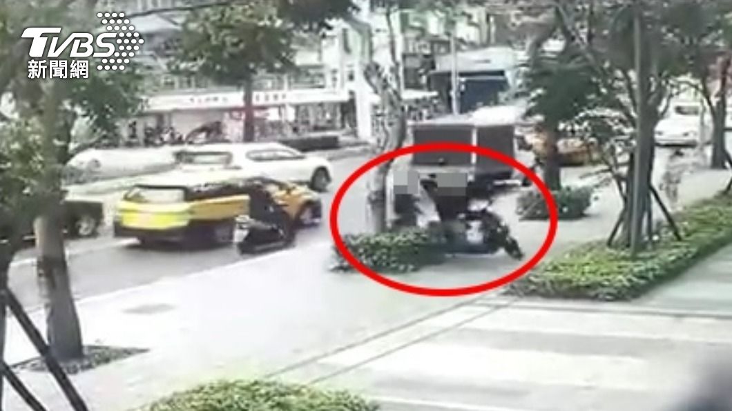 2人相約路邊面交。(圖/TVBS)