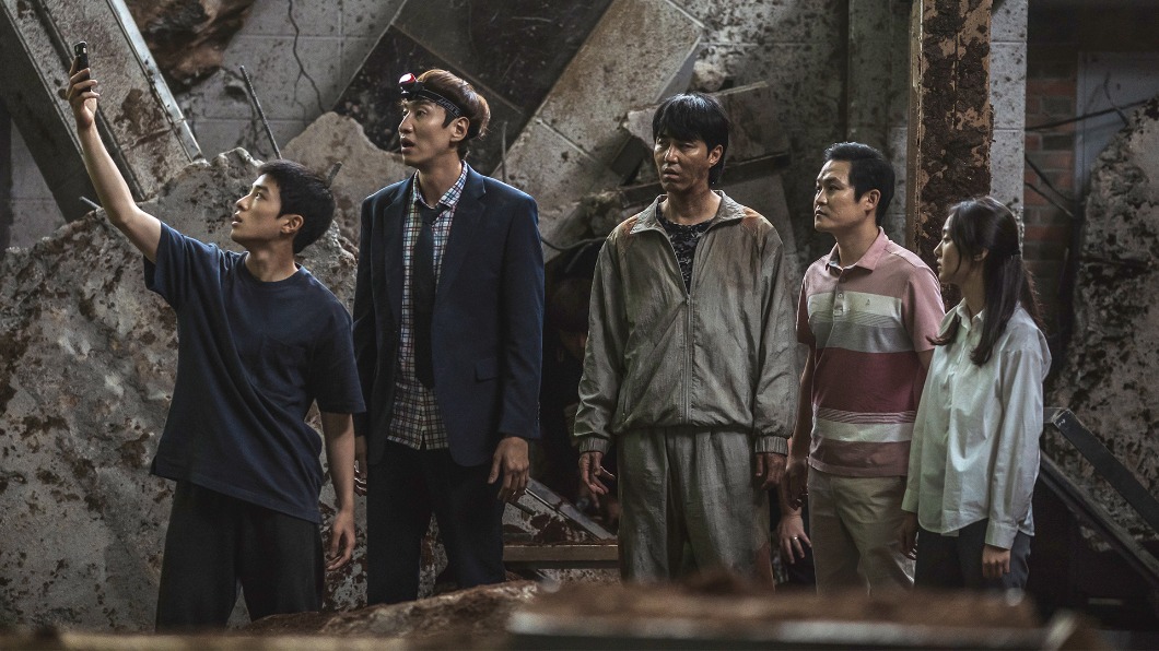 《天坑》是李光洙(左2)、車勝元(左3)主演的災難喜劇。(圖/myVideo提供)