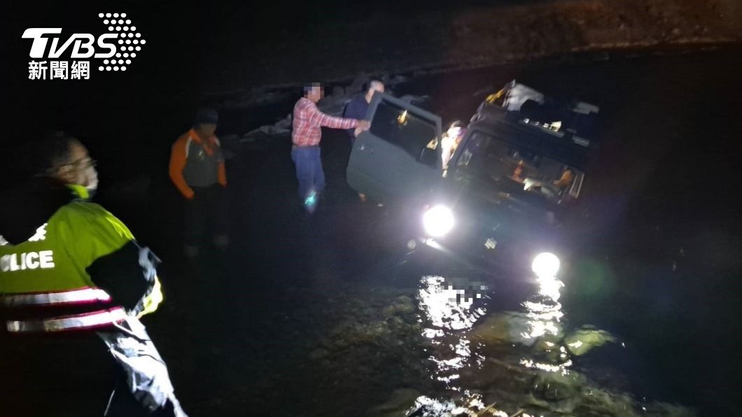 吉普車泡水手機沒訊號 一家四口枋野山區走5公里求援