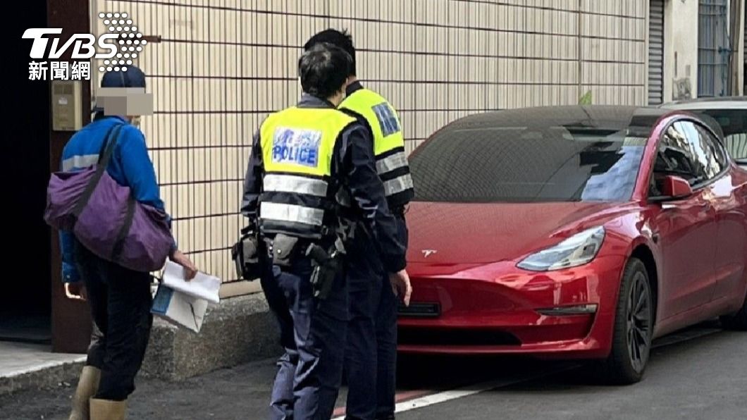 特斯拉違停紅線又拔車牌，警方到場處理。（圖／警方提供）