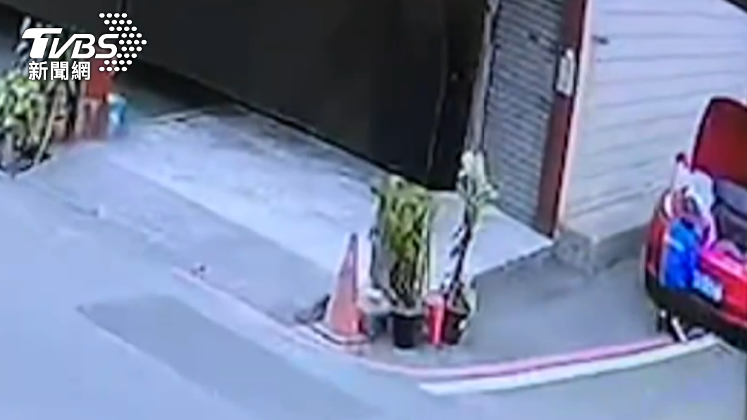 郭男蹲下拔車牌的過程，全被監視器錄了下來。（圖／警方提供）