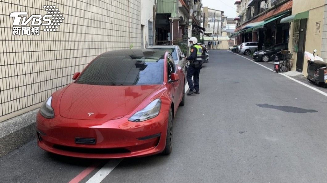 扯！特斯拉違停紅線　中年男躲罰單竟當眾「拔車牌」