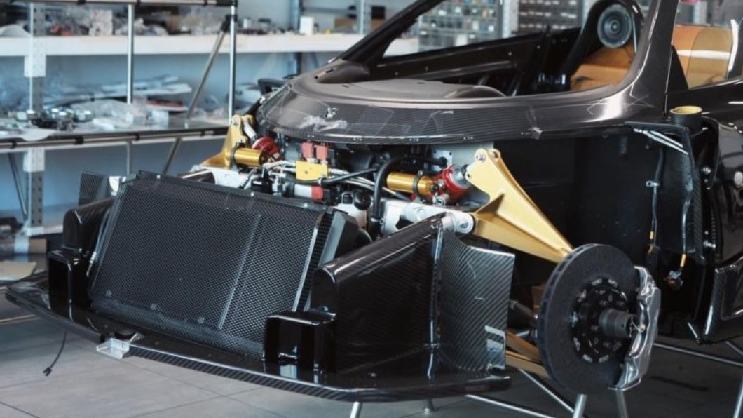 LMM Design在IG社群媒體上發布的預告圖顯示,Pagani Zonda 760 Roadster車上將運用更多碳纖維打造。(圖片來源/LMM Design IG)