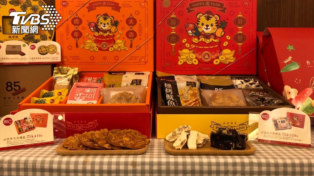 首推「福虎昇豐禮盒」集結濃厚的咖啡小蛋捲、杏仁瓦片、不黏牙的牛軋糖、魷魚絲以及甜香不膩的南棗核桃糕。（圖／TVBS）