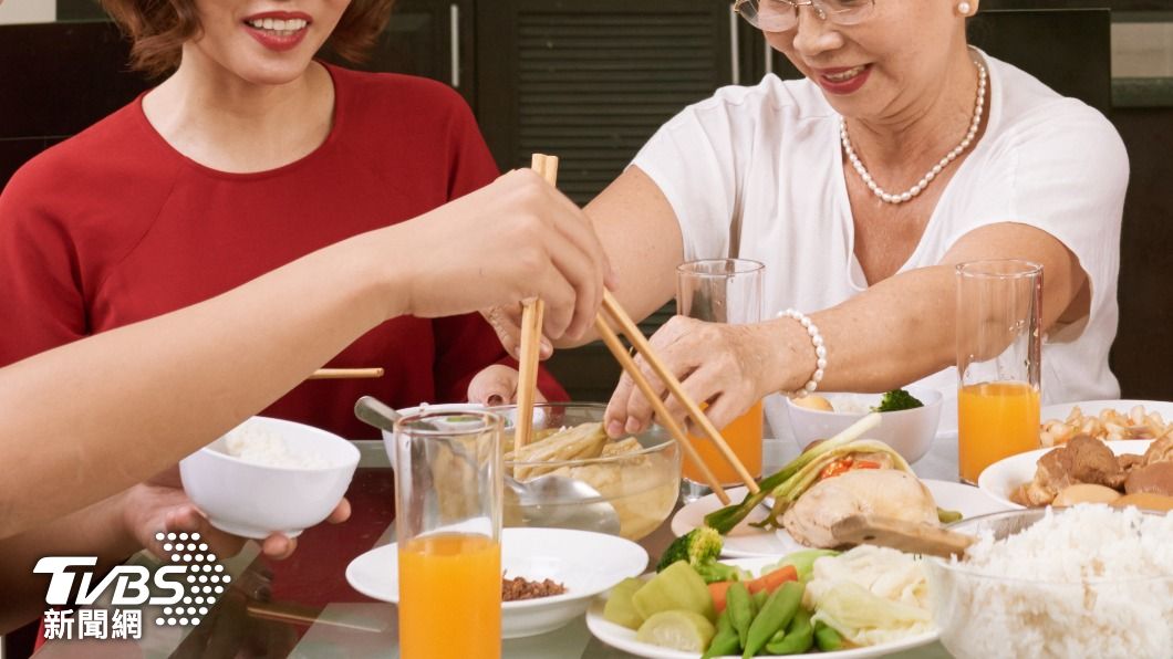 年夜飯面對叔叔、姑姑、阿姨等各方親戚的關心,勢必得準備好。(示意圖/shutterstock 達志影像)