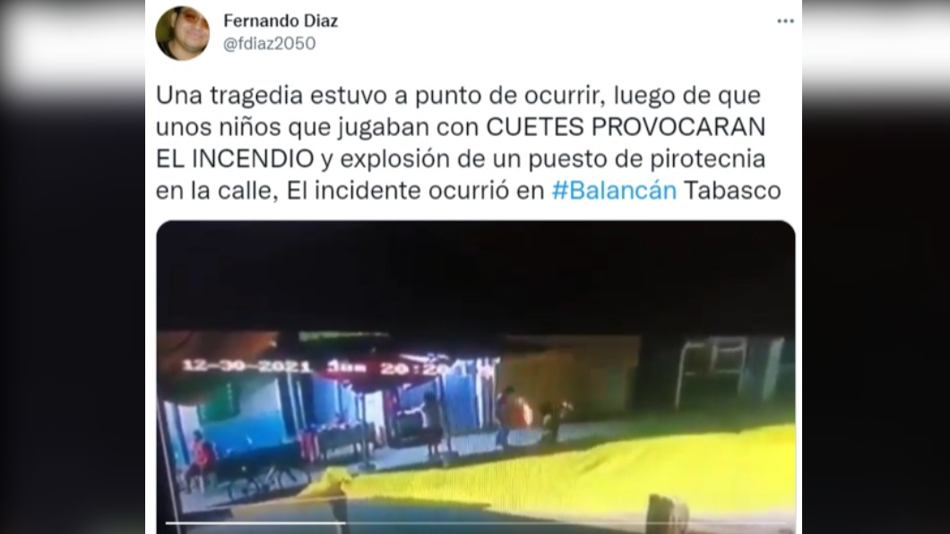 孩童在爆竹店口燃放沖天炮,想不到沖天炮還沒飛到高空就竄進店內。(圖/翻攝自推特)