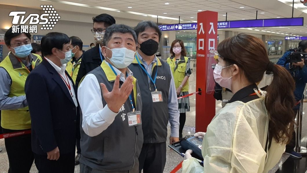 指揮官陳時中親自到桃機了解狀況。(圖/指揮中心提供)