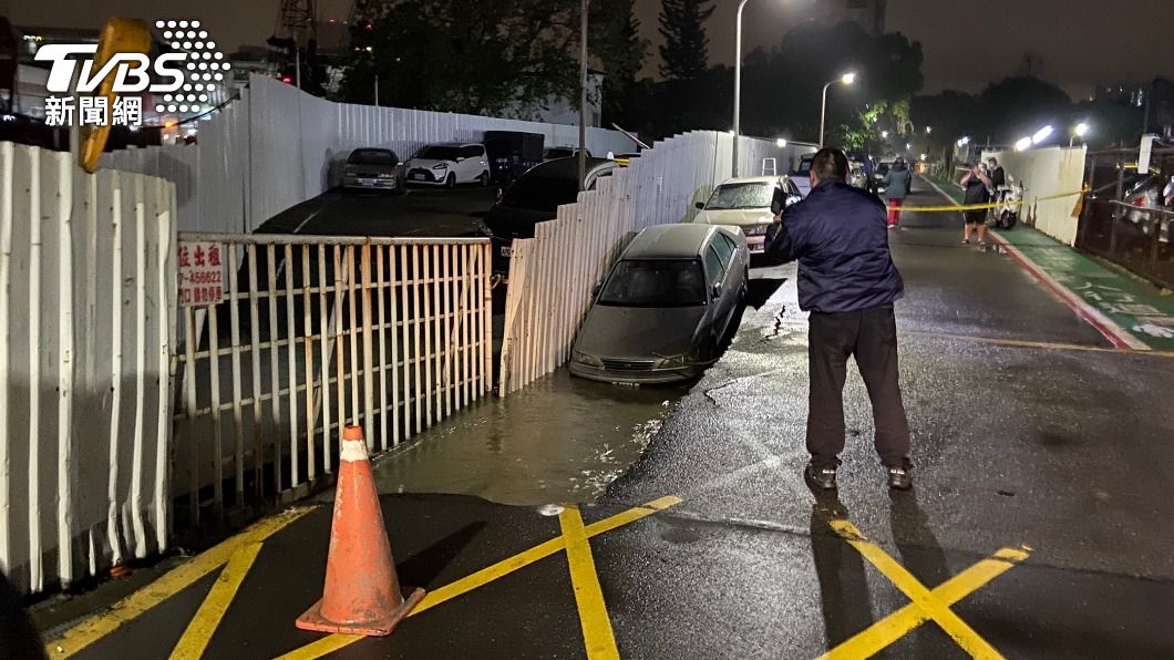 北市信義區驚「天坑」！轎車半截墜　住戶嚇壞：以為地震