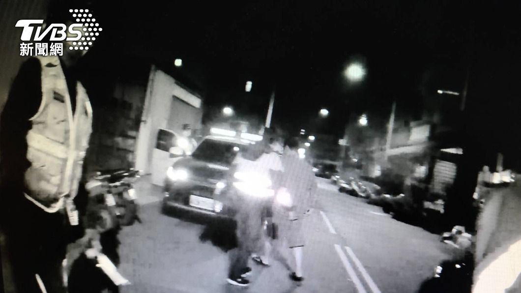 警方見轎車駕駛企圖規避酒駕,上前盤查。(圖/TVBS)