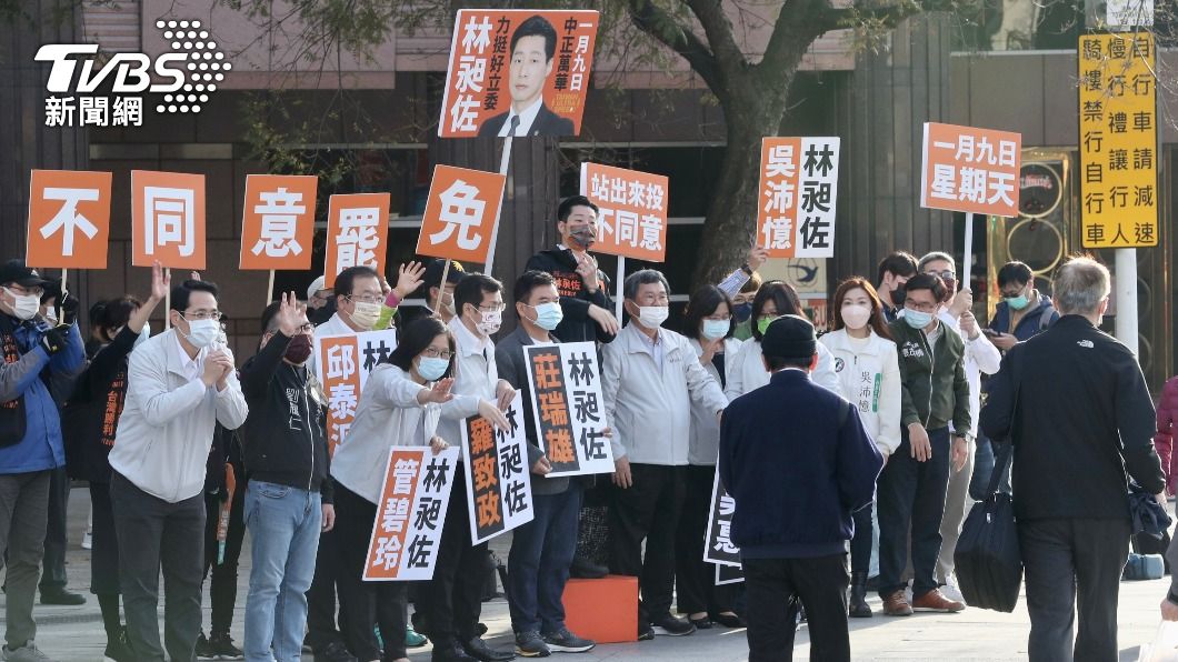 英系立委陪林昶佐站路口宣導反罷。(圖/中央社)