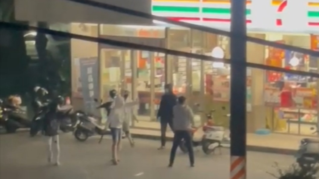 超商前傳槍響?惡煞拿球棒聚眾叫囂 警澄清:沒人開槍